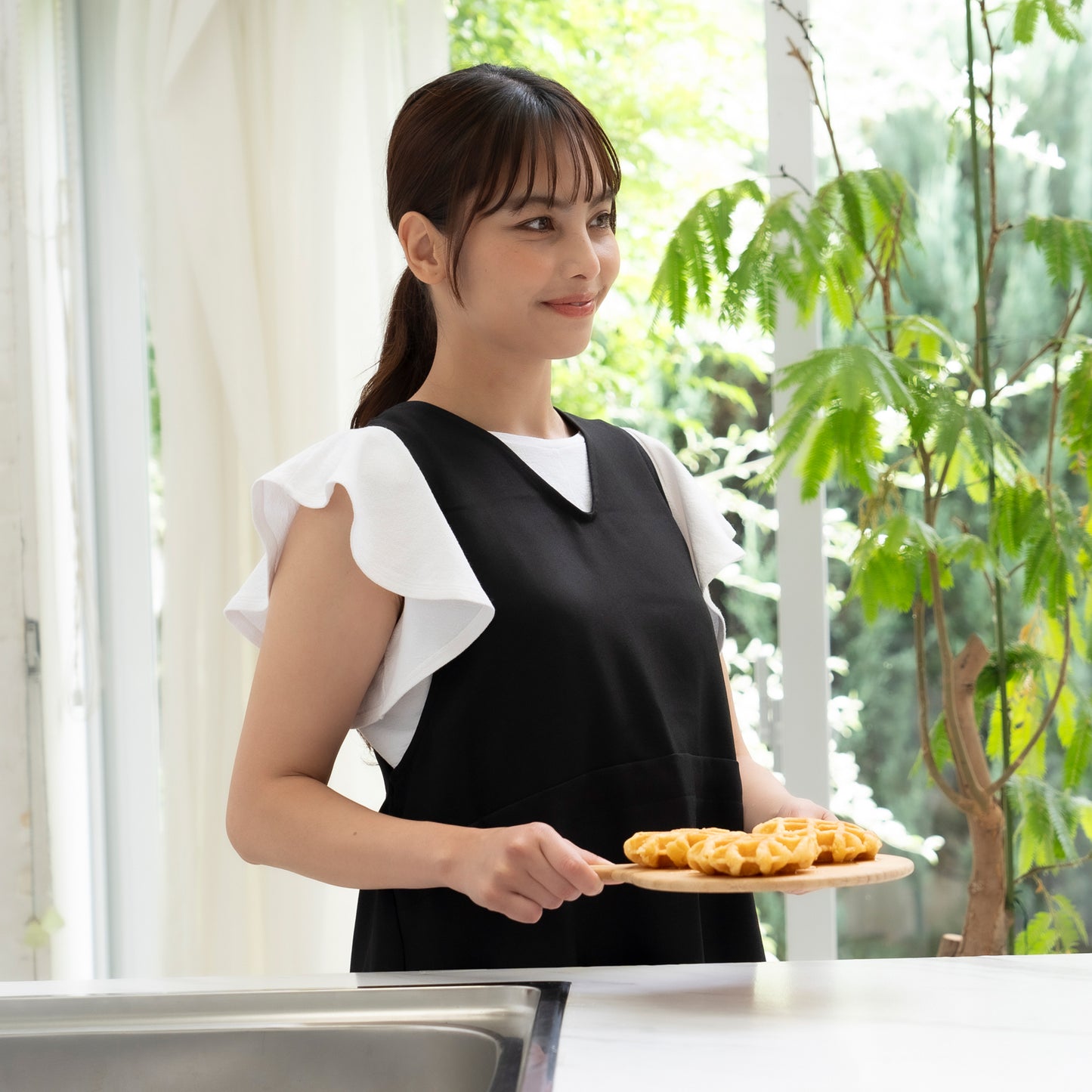 「KIRAKU(キラク)」ワンピースエプロン(キャメル)