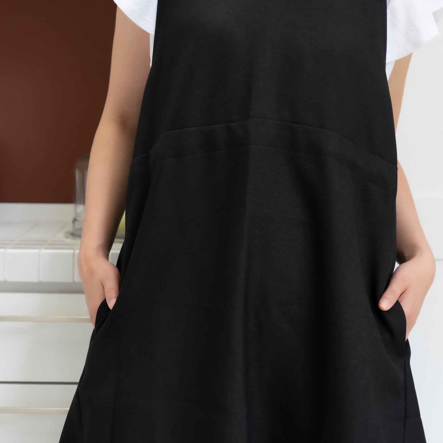 「KIRAKU(キラク)」ワンピースエプロン(キャメル)